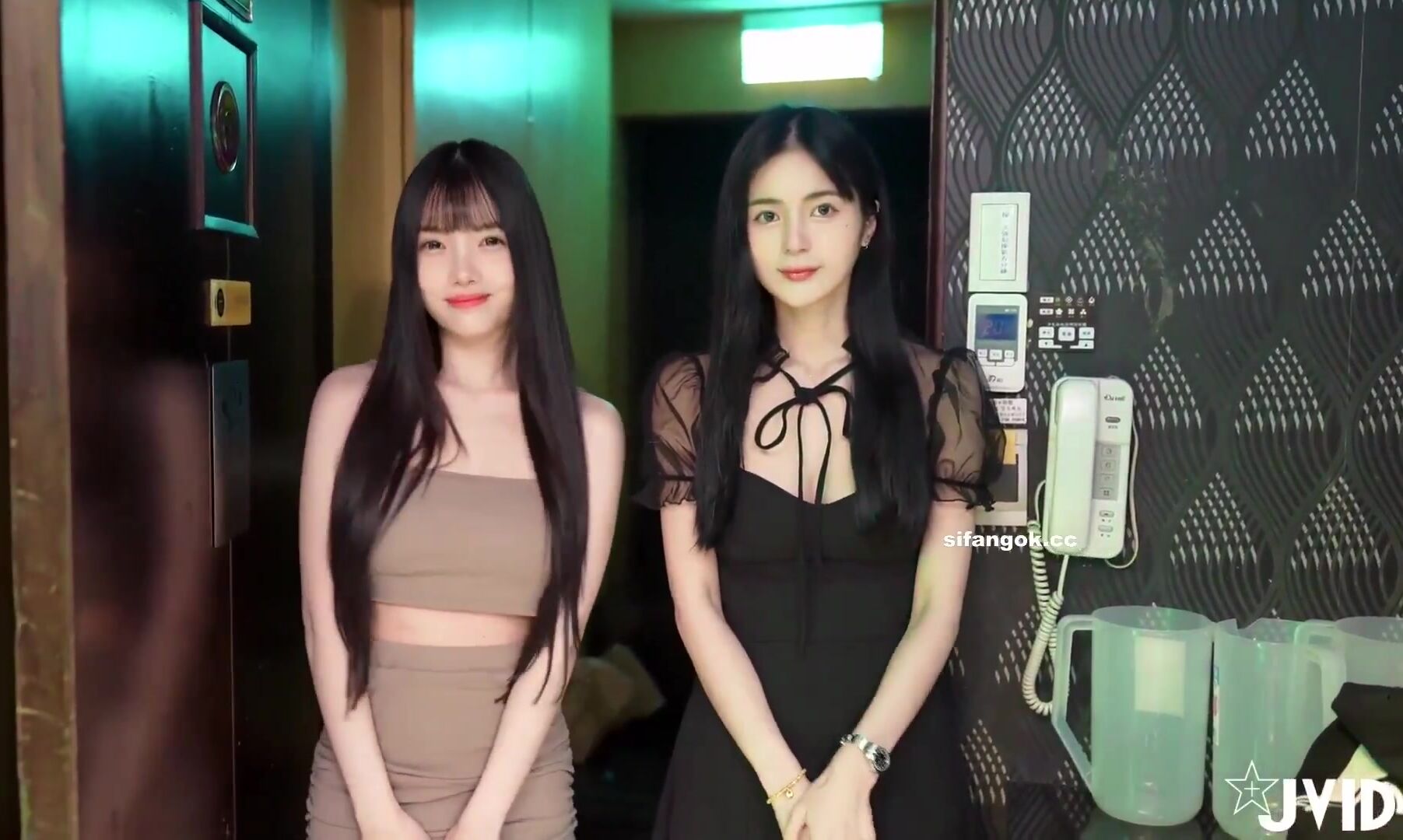 2 đứa b thân rủ nhau làm tay vịn